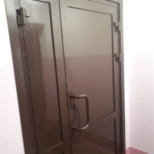 Алюминиевая дверь в коричневом цвете